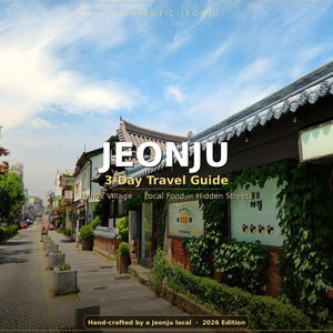Pode incluir: Um guia de viagem intitulado JEONJU 3-Day Travel Guide Hanok Village Local Food Hidden Streets Hand-crafted by a Jeonju local 2026 Edition, mostrando uma rua com arquitetura coreana tradicional com telhados de telha e trepadeiras.