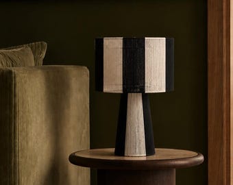 Lámpara de mesa de macramé hecha a mano, iluminación artística marroquí en fibra negra y beige.