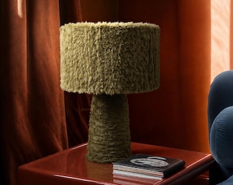 Lámpara de mesa de felpa verde oliva hecha a mano, decoración moderna y acogedora con textura.