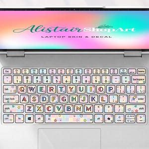 Pode incluir: Um portátil prateado com um autocolante de teclado com um padrão de grelha em tons pastel, pequenos ícones de estrelas e corações, e letras. O ecrã apresenta um fundo degradé com o texto AlistairShopArt LAPTOP SKIN & DECAL.