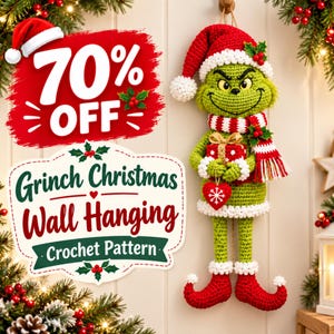Könnte beinhalten: Ein gehäkelter Grinch-Wandbehang mit roter und weißer Weihnachtsmütze, gestreiftem Schal und roten, geschwungenen Schuhen. Die Figur hält ein rotes Geschenk und ein Herz. Text: 70% OFF und Grinch Christmas Wall Hanging Crochet Pattern.