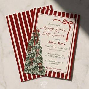 Puede incluir: Una tarjeta de invitación rectangular para baby shower con un borde de rayas verticales rojas y blancas. El centro muestra un pino verde decorado con lazos rojos, junto al texto Merry Little Baby Shower, Olivia Miller, 19 de diciembre.