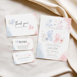 Puede incluir: Un conjunto de invitaciones para revelación de género que incluye una tarjeta grande, una de agradecimiento, una para libros y una para rifa de pañales. La papelería muestra huellas de bebé en acuarela azul y rosa y detalles dorados.