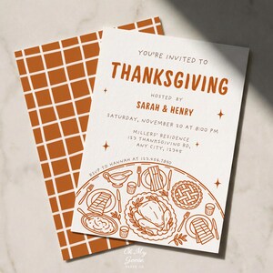 Puede incluir: Una tarjeta de invitación blanca para Acción de Gracias con texto en color naranja quemado e ilustraciones de línea de un banquete. El texto dice: You're invited to Thanksgiving hosted by Sarah & Henry, Saturday, November 20 at 8:00 PM, Millers' Residence, 123 Thanksgiving Rd, Any City, 12345. RSVP to Hannah at 123.456.7890.
