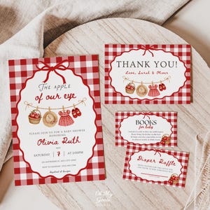 Puede incluir: Un conjunto de papelería para baby shower con un patrón de cuadros vichy rojo y blanco. Las tarjetas incluyen una invitación, una nota de agradecimiento, una tarjeta de libros y una rifa de pañales, decoradas con manzanas y artículos de bebé.