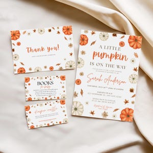 Puede incluir: Un conjunto de papelería para baby shower en color blanco con calabazas en acuarela naranja y crema y hojas de otoño. Las tarjetas incluyen texto para una invitación, una nota de agradecimiento, una petición de libros y una rifa de pañales.