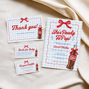Puede incluir: Un juego de invitaciones para baby shower con patrón de cuadros vichy azul claro, lazos rojos e ilustraciones de botellas de cola. El texto incluye "She's Ready To Pop!", "Thank you!", "Books for Baby" y "Diaper Raffle" con los detalles.