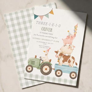 Puede incluir: Una tarjeta de invitación de cumpleaños con un tractor verde tirando de un vagón azul con una vaca, una oveja, un cerdo y pollitos con gorros de fiesta. El texto dice: THREE-I-E-I-O OLIVER IS TURNING THREE, SÁBADO 8 DE NOVIEMBRE.