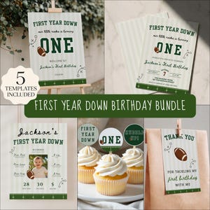 Puede incluir: Un conjunto de artículos para el primer cumpleaños con temática de fútbol americano que incluye cartel, invitación, póster, adornos para cupcakes y etiqueta. Los diseños tienen un fondo de rayas crema y verde con gráficos de balón.
