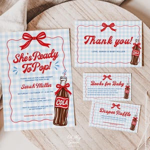 Może przedstawiać: Zestaw zaproszeń na baby shower z jasnoniebieskim tłem w kratkę vichy oraz czerwonym tekstem i grafikami. Zestaw zawiera duże zaproszenie, kartkę z podziękowaniami, prośbę o książkę oraz kartę loterii pieluszkowej z ilustracjami butelek coli.