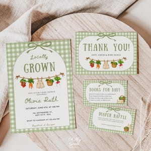 Puede incluir: Un conjunto de papelería para baby shower con un patrón de cuadros vichy verde claro. La invitación, tarjeta de agradecimiento, solicitud de libros y rifa de pañales muestran ilustraciones de verduras y petos de bebé en un tendedero.