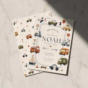 Puede incluir: Una tarjeta de invitación de cumpleaños color crema con ilustraciones en acuarela de varios vehículos, incluyendo un camión de bomberos, un autobús escolar, un avión y un coche de policía. El texto dice: HONK, BEEP & GO! come celebrate NOAH IS TURNING THREE NOV 7 2-5PM.