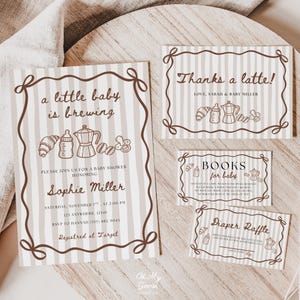 Puede incluir: Un conjunto de papelería para baby shower con un patrón de rayas marrones y un borde decorativo. Las tarjetas incluyen textos como a little baby is brewing, Thanks a latte, Books for baby y Diaper Raffle, con ilustraciones de cafeteras, biberones y cruasanes.