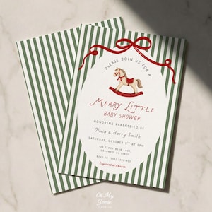 Puede incluir: Una tarjeta de invitación para baby shower con fondo de rayas verticales verdes y blancas, un óvalo central con un lazo rojo, una ilustración de un caballito de madera y el texto Merry Little Baby Shower para Olivia & Harry Smith.