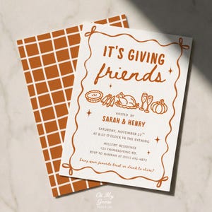 Puede incluir: Una tarjeta de invitación blanca con texto y gráficos en color naranja quemado, con un borde ondulado, un pastel, un pavo, copas y una calabaza. El texto dice: IT'S GIVING friends, HOSTED BY SARAH & HENRY, SATURDAY, NOVEMBER 20TH AT 8:00 O'CLOCK.