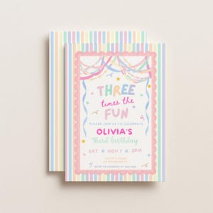 Puede incluir: Una tarjeta de invitación de cumpleaños rectangular con un borde rosa festoneado y un fondo de rayas pastel. El texto dice: THREE times the FUN, PLEASE JOIN US TO CELEBRATE OLIVIA'S THIRD BIRTHDAY, SAT NOV 7 2PM, OLIVIA'S HOUSE, 123 ANYWHERE ST, RSVP TO HANNAH AT 555-0123.