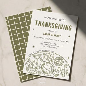 Op de afbeelding: Een Thanksgiving-uitnodigingskaart met een olijfgroene rasterachtergrond. De witte kaart bevat olijfgroene tekst: YOU'RE INVITED TO THANKSGIVING, HOSTED BY SARAH & HENRY, SATURDAY, NOVEMBER 20 AT 8:00 PM, MILLERS' RESIDENCE, 123 THANKSGIVING RD, ANY CITY, 12345, RSVP TO HANNAH AT 123.456.7890, en een lijntekening van een eettafel.