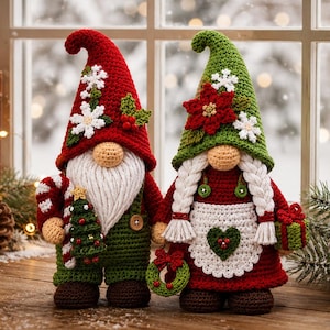 Può includere: Due gnomi all'uncinetto in piedi uno accanto all'altro. Lo gnomo a sinistra indossa un cappello rosso con fiocchi di neve bianchi e tiene un bastoncino di zucchero e un alberello. Lo gnomo a destra ha un cappello verde con stella di Natale.