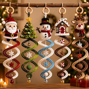Può includere: Cinque ornamenti all'uncinetto da appendere raffiguranti Babbo Natale, un albero di Natale verde, un pupazzo di neve, una casetta di pan di zenzero e una renna. Ogni figura è attaccata a una coda a spirale con decorazioni come fiocchi e campanellini.