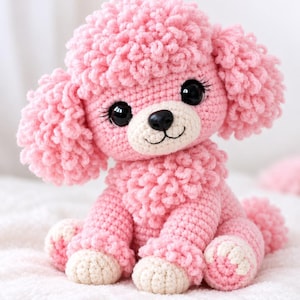 Pode incluir: Um brinquedo de poodle em crochê feito à mão com fio rosa brilhante. A pelúcia apresenta uma textura encaracolada na cabeça, orelhas e peito, grandes olhos de plástico preto com cílios longos, um pequeno nariz preto e patas cor de creme.