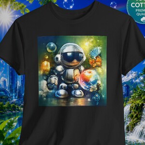 Può includere: Una t-shirt nera a maniche corte con una stampa grafica centrale raffigurante un astronauta metallico in un ambiente spaziale astratto e colorato, con sfere luminose ed effetti di luce nebulosi, in uno stile pittorico e materico.