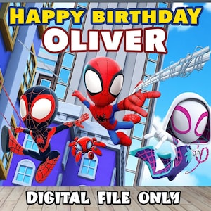 Puede incluir: Un telón de fondo rectangular con el texto HAPPY BIRTHDAY OLIVER y los personajes Spider-Man, Miles Morales y Ghost-Spider en una ciudad. El diseño incluye un edificio azul, una pequeña araña roja y el texto DIGITAL FILE ONLY.
