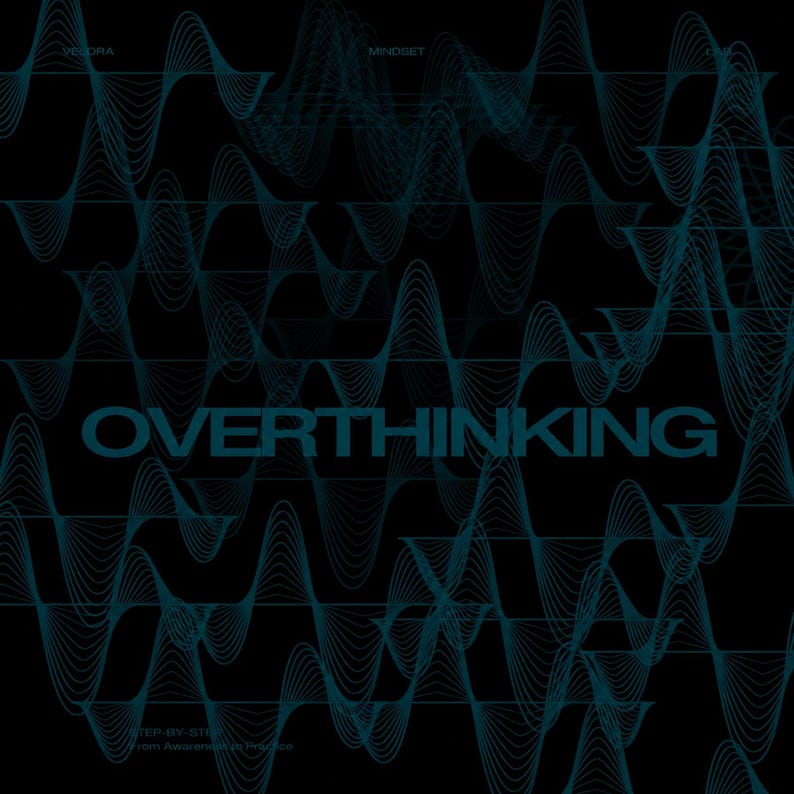 Puede incluir: Un estampado gr&aacute;fico negro con la palabra OVERTHINKING en letras grandes de color verde azulado centradas en la p&aacute;gina. El fondo est&aacute; lleno de patrones de ondas sinusoidales. El texto superior dice VELORA MINDSET y el inferior STEP-BY-STEP.