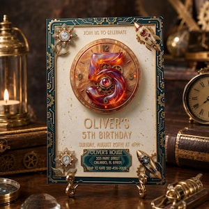 Op de afbeelding: Een rechthoekige verjaardagsuitnodiging met een centrale klok, een groot cijfer 5, een rood oog en tandwielen. De kaart bevat de tekst: JOIN US TO CELEBRATE, OLIVER'S 5TH BIRTHDAY, SUNDAY, AUGUST 20TH AT 4PM, en adresgegevens.