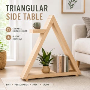 Peut inclure: Une table d'appoint triangulaire en bois clair avec une base plate, un cadre incliné et une petite étagère supérieure. La table supporte une tasse verte, une plante verte en pot et trois livres. Texte : TRIANGULAR SIDE TABLE, EDITABLE DIGITAL PRODUCT, INSTANT DOWNLOAD, EDIT, PERSONALIZE, PRINT, ENJOY.
