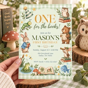 Peut inclure: Une carte d'invitation rectangulaire à bordure vichy vert clair illustrée d'un chapeau de fête, d'un hibou, d'une chenille, d'un ours, d'un lapin, d'une souris, d'une grenouille et d'un poisson. Le texte indique : ONE for the books! Join us for MASON'S FIRST BIRTHDAY, Sunday, August 16, 2:00 PM, 456 Storybook Lane, Dallas, TX 75001, RSVP: Sarah, (555) 321-4567.