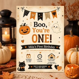 Peut inclure: Une carte d'invitation rectangulaire sur fond crème avec une guirlande noire et orange, une citrouille, un fantôme et un chat noir. Le texte indique Boo, You're ONE! Mila's First Birthday, samedi 24 octobre 2026, 14h00 - 16h30, Autumn Acres Party Barn, 123 Bittersweet Lane, Cedar Falls, IA, et RSVP à Mom Brooke 555-307-6621.