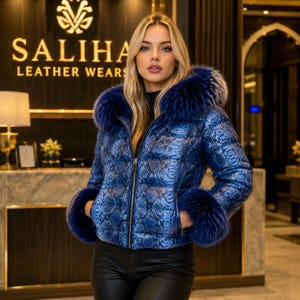 Doudoune courte pour femme à imprimé python bleu avec col et poignets en fausse fourrure – Manteau style peau de serpent