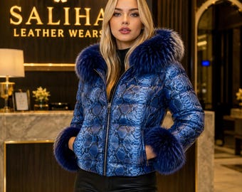 Damesjas met blauwe pythonprint, kraag en manchetten van imitatiebont – Luxe korte winterjas, jas in slangenprintstijl