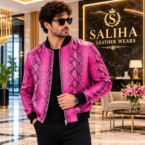 Giacca bomber da uomo in pelle rosa effetto serpente / Giacca con zip e stampa pitone / Cappotto da motociclista di design / Regalo di moda di alta qualità per uomo