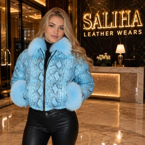 Damesjas met blauwe pythonprint, kraag en manchetten van imitatiebont – Luxe korte winterjas, jas in slangenprintstijl