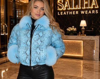 Damesjas met blauwe pythonprint, kraag en manchetten van imitatiebont – Luxe korte winterjas, jas in slangenprintstijl