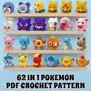 Puede incluir: Una colección de veinticuatro pequeñas figuras de ganchillo coloridas dispuestas en cuatro estantes de madera sobre un fondo azul claro. El texto en la parte inferior dice 62 IN 1 POKEMON PDF CROCHET PATTERN. Cada figura tiene colores y formas únicos.