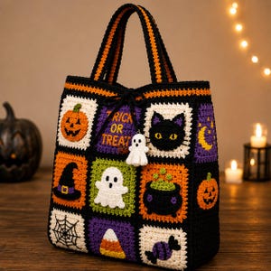 Può includere: Una borsa tote all'uncinetto fatta a mano con manico a righe nere e arancioni e un design patchwork di motivi di Halloween tra cui una zucca, un gatto nero, un fantasma, un cappello da strega, una ragnatela, un calderone e caramelle.