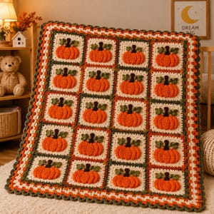 Può includere: Una coperta all'uncinetto quadrata con un motivo ripetitivo di sedici quadrati individuali, ognuno dei quali mostra una zucca arancione testurizzata con foglie verdi su sfondo crema, incorniciata da un bordo verde scuro e un bordo smerlato arancione e crema.