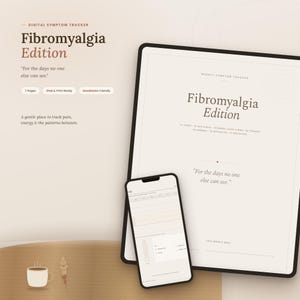 Puede incluir: Un rastreador de síntomas digital titulado Fibromyalgia Edition mostrado en una tableta y un teléfono inteligente. La interfaz presenta una paleta de colores beige con texto marrón oscuro, incluyendo la cita For the days no one else can see.