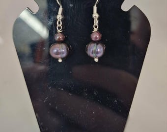 Pendientes de plata 925 con cuentas nacaradas de color púrpura.