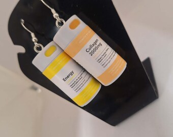 Pendientes de plata 925 hechos a mano con 4 mini marcas recicladas para crear esta pieza única.