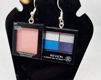 Pendientes de aro de plata 925 con mini piezas de maquillaje hechas a mano con materiales reciclados.