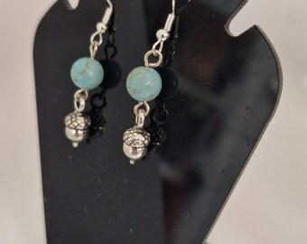 Pendientes de plata 925 con bolitas de mármol y una bellota de plata colgante.