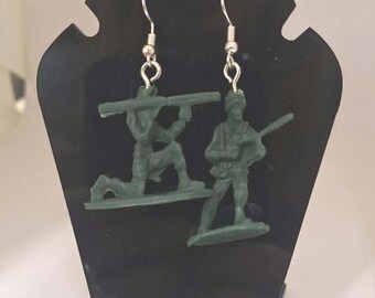Pendientes de plata 925 hechos a mano a partir de dos soldaditos de juguete reciclados para crear esta pieza única.