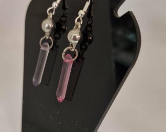 Pendientes de plata 925 con fragmentos de plástico azul y morado.