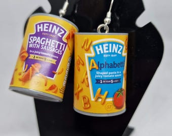 Pendientes hechos a mano de plata 925 con latas de espaguetis reciclados con salchichas y letras del alfabeto.