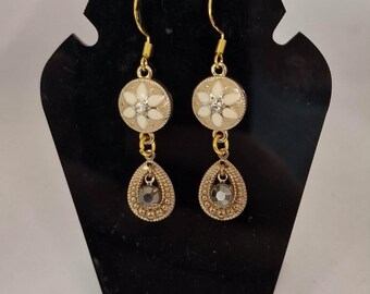 Pendientes de aro de plata 925 dorados con forma de flor y dije dorado en forma de lágrima con centro de diamante