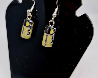 Pendiente hecho a mano de plata 925 con pilas Energizer en miniatura (no son reales).