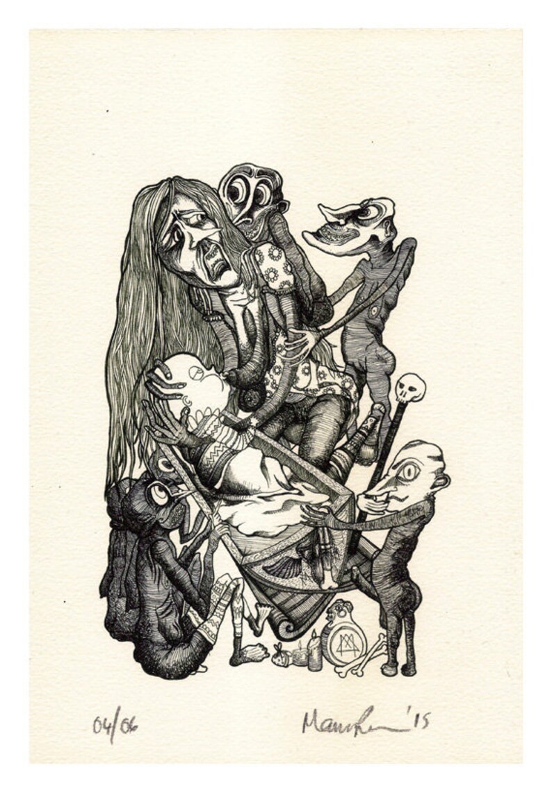 Puede incluir: Un dibujo a tinta negra y blanca de una mujer con el pelo largo, llorando, rodeada de otras cuatro figuras. La mujer sostiene un peque&ntilde;o objeto redondo en sus manos. Las figuras son todas grotescas y tienen rasgos exagerados. El dibujo est&aacute; firmado "Manuke '15" y numerado "04/06".